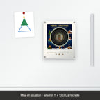Mise en situation : le tourne-disque sur un frigo, à l'échelle (environ 11 × 13 cm)