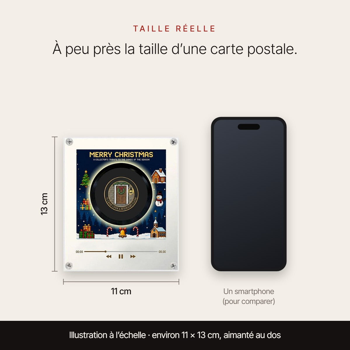Taille réelle : environ 11 × 13 cm, à côté d'un smartphone